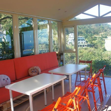 First Stop Backpacker Hostel - جيوفين المظهر الخارجي الصورة