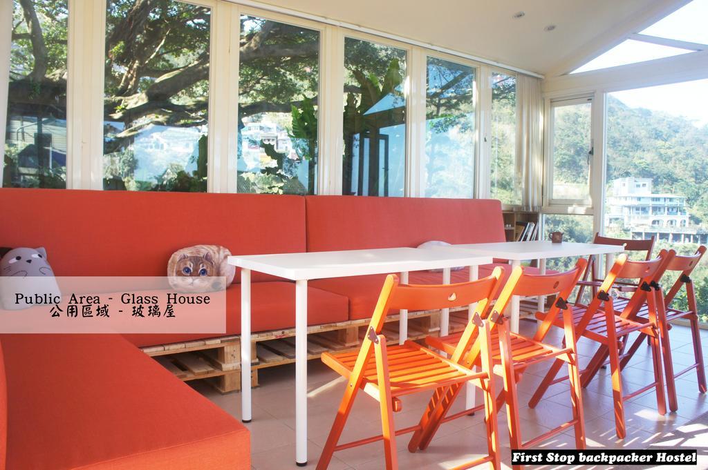 First Stop Backpacker Hostel - جيوفين المظهر الخارجي الصورة