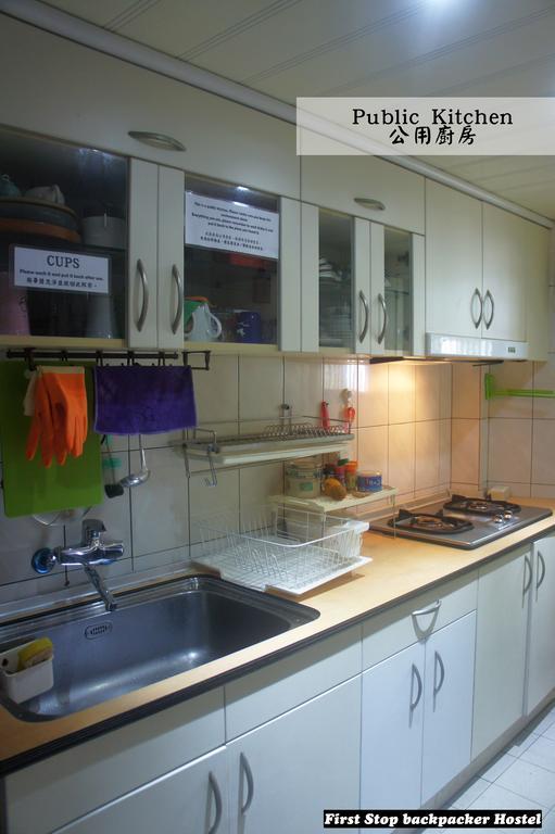 First Stop Backpacker Hostel - جيوفين المظهر الخارجي الصورة