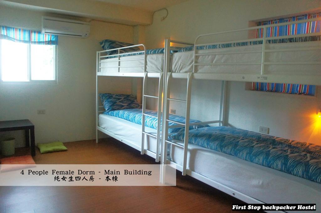 First Stop Backpacker Hostel - جيوفين الغرفة الصورة